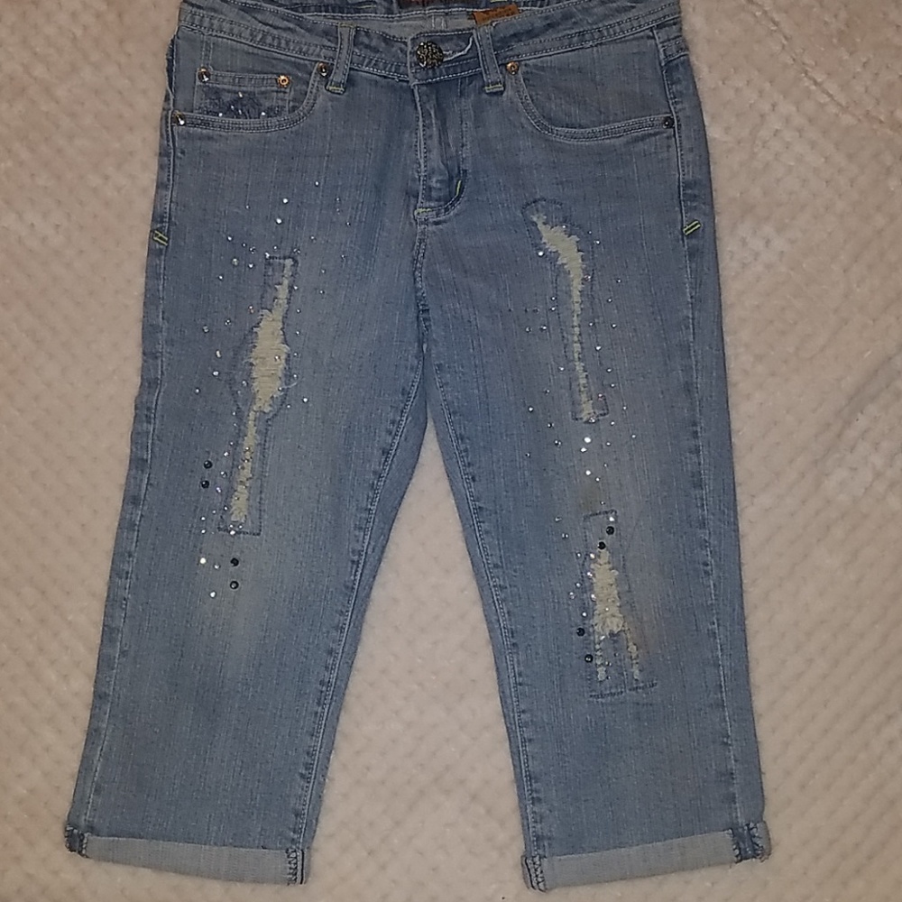 NWOT Crest • Distressed Denim Capris